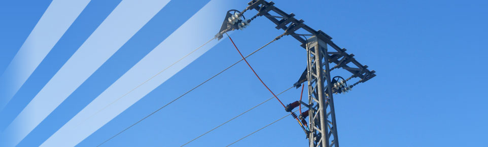 Strommast mit blauem Himmel im Hintergrund.