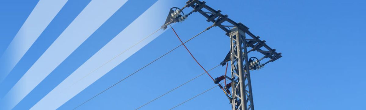 Strommast mit blauem Himmel im Hintergrund.