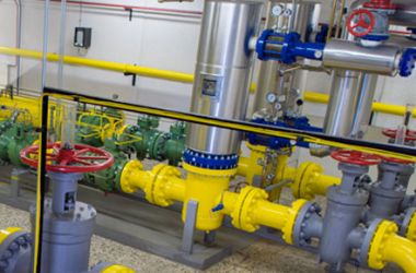 Gelbe und silberne Rohre mit roten Dreh-Verschlüssen.