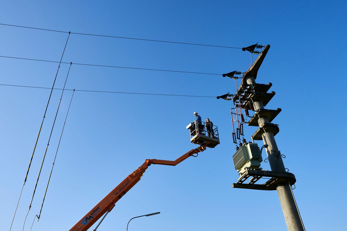 Hand im Feld - Stromnetze bei der Energienetze mittelrhein