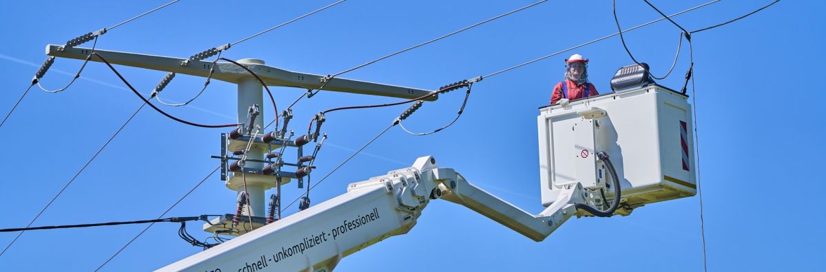 Nachtrag Fotoshooting der 5 Sicherheitsregeln - „evm Plakate Arbeitssicherheit“ Hand im Feld - Stromnetze bei der Energienetze mittelrhein