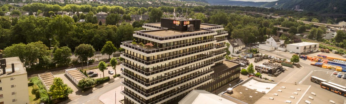 Himmelblick auf das evm-Gebäude.