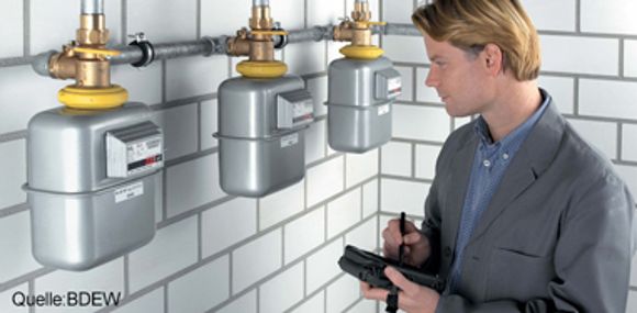 Ein Mann liest Zählerstandgeräte ab.