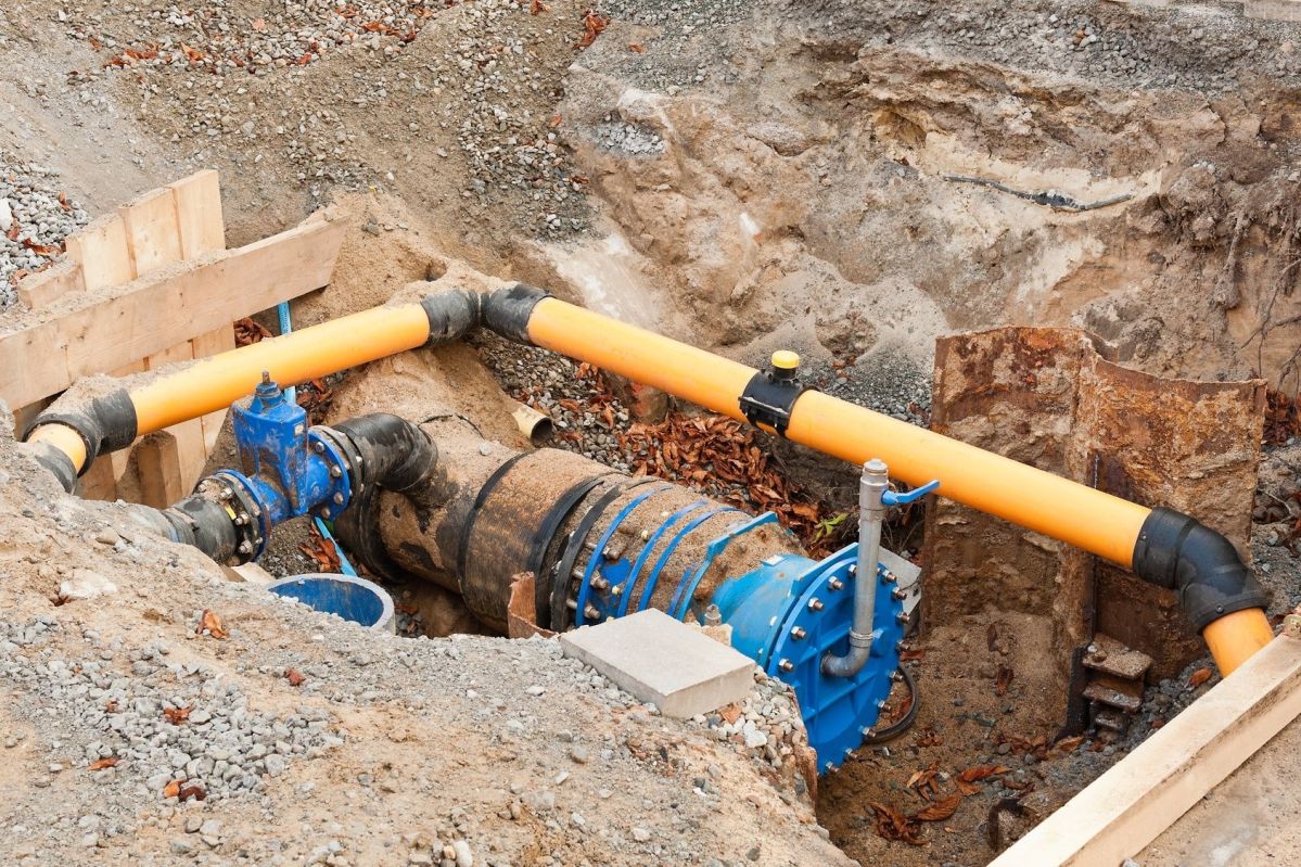 Eine blaue Frischwasserleitung mit gelbem Rohr.