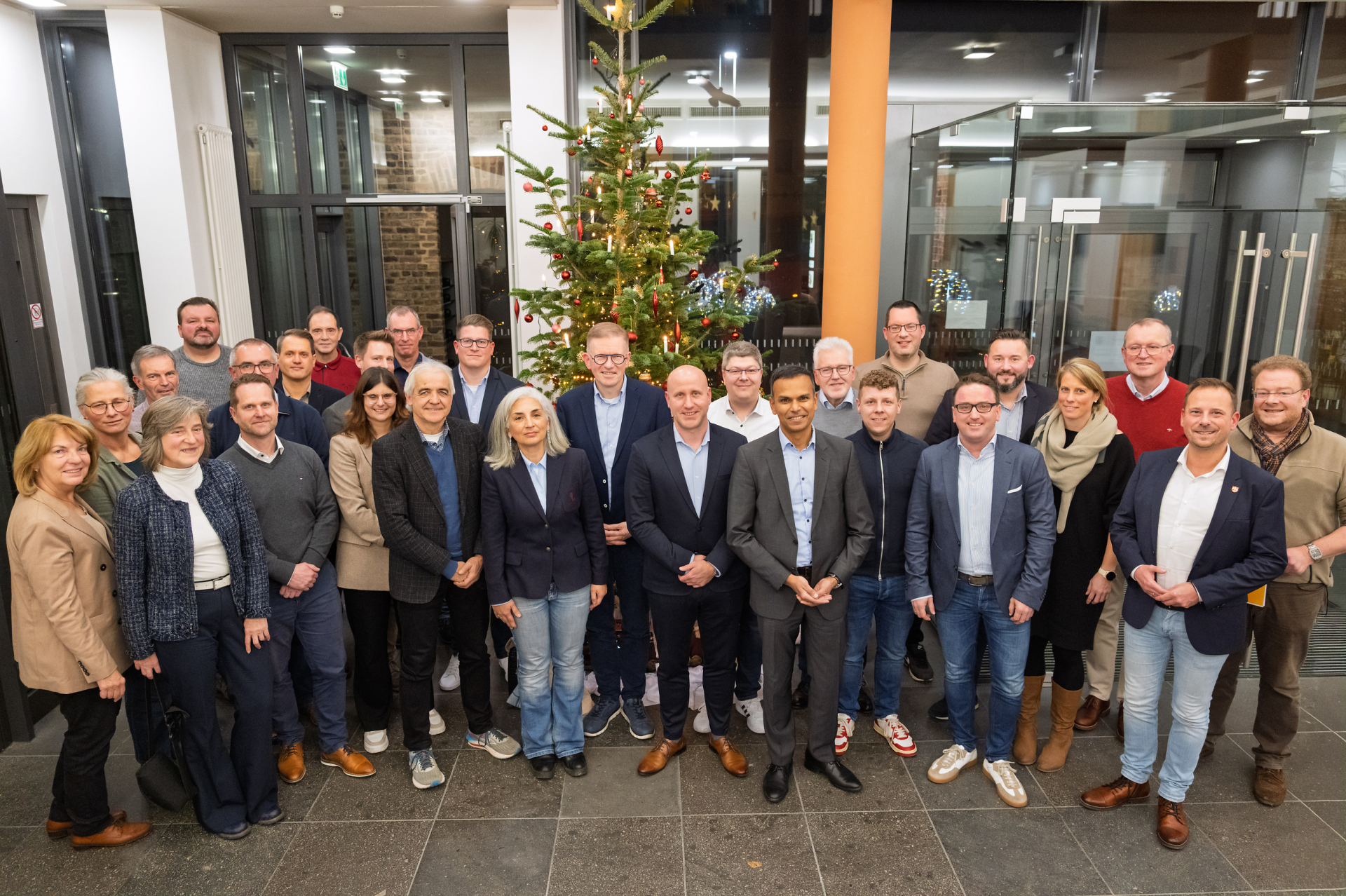 Ein Gruppenfoto der Vertreter der evm-Gruppe und der kommunalen Vertreter der Rheinschiene beim Infotermin über die bevorstehende Stromnetzübernahme.