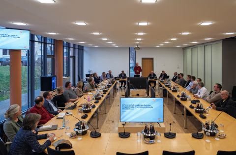 Die Vertreter der evm-Gruppe und der kommunalen Vertreter der Rheinschiene besprechen sich beim Infotermin über die bevorstehende Stromnetzübernahme in einem Konferenzraum.