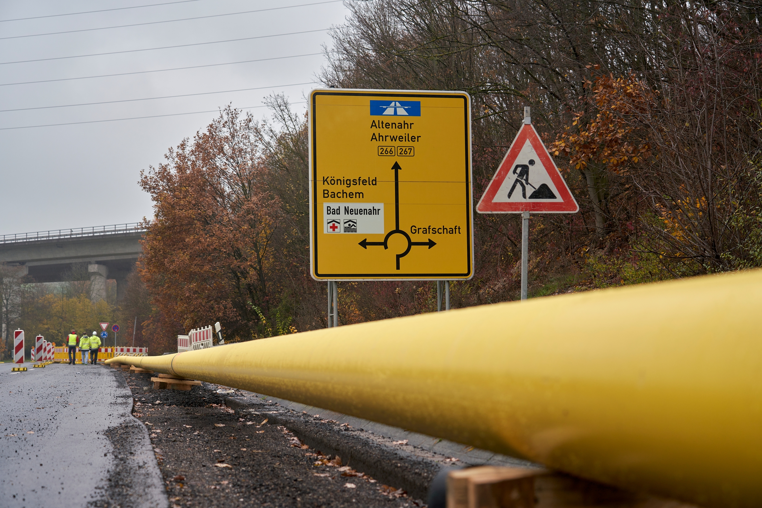 Ein gelbes Rohr auf einer Straße