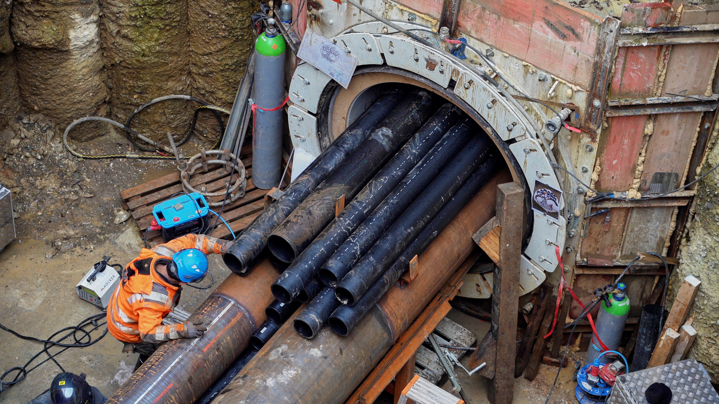 Blick von oben auf einen  Tunnel mit mehreren Röhren