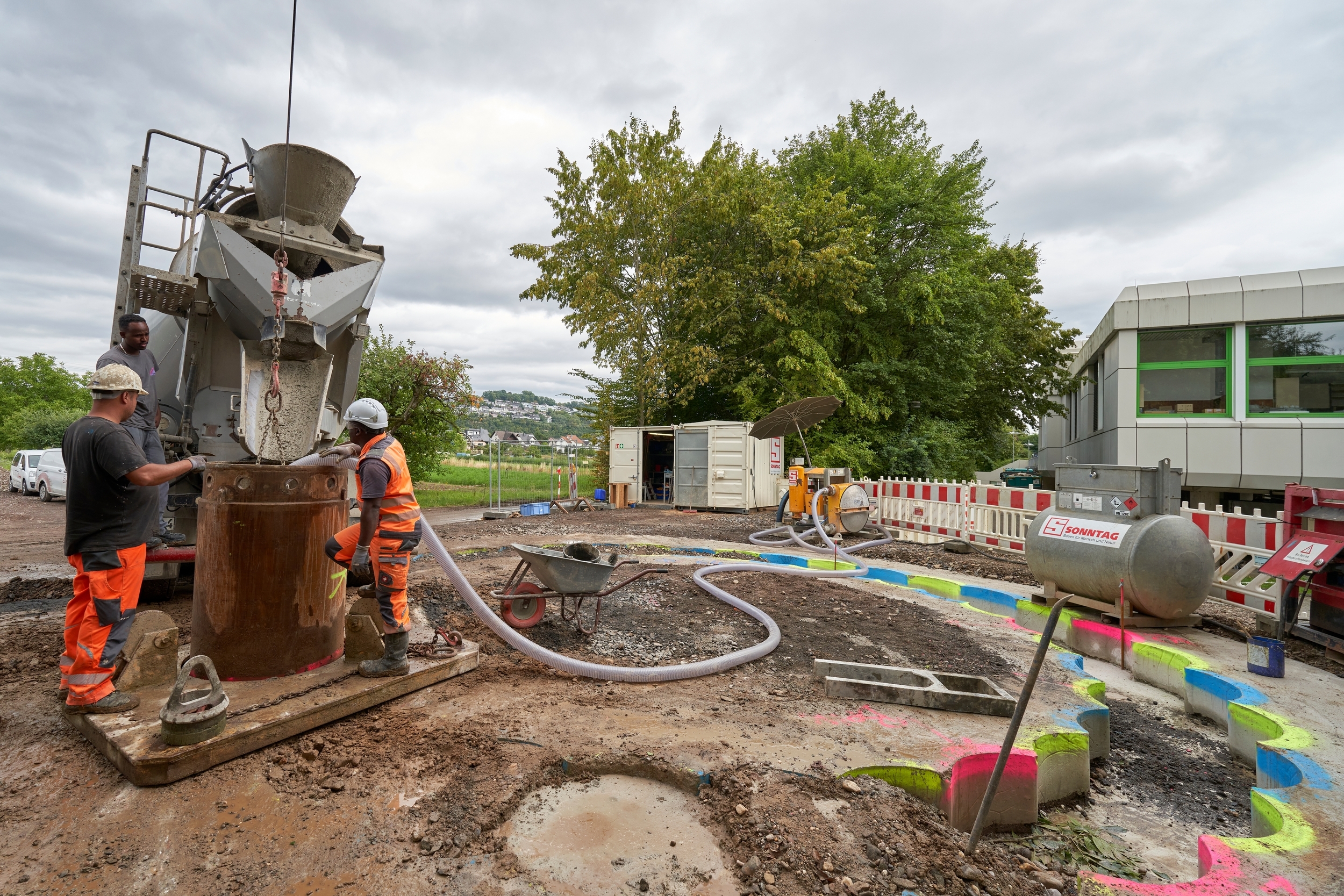 Baustelle einer Wassertransportleitung und Arbeiter.