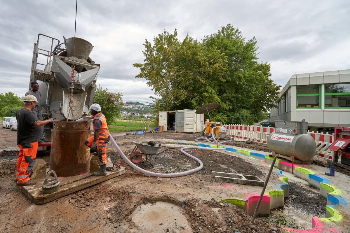 Baustelle einer Wassertransportleitung und Arbeiter.