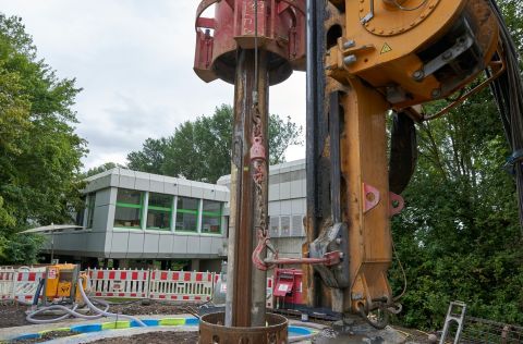 Bau einer Wassertransportleitung Baustelle einer Wassertransportleitung. Mit schwerem Gerät werden Stahlpfähle in die Tiefe gebracht