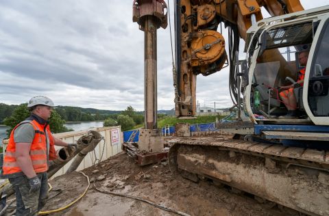 Bau einer Wassertransportleitung Baustelle einer Wassertransportleitung und Arbeiter.