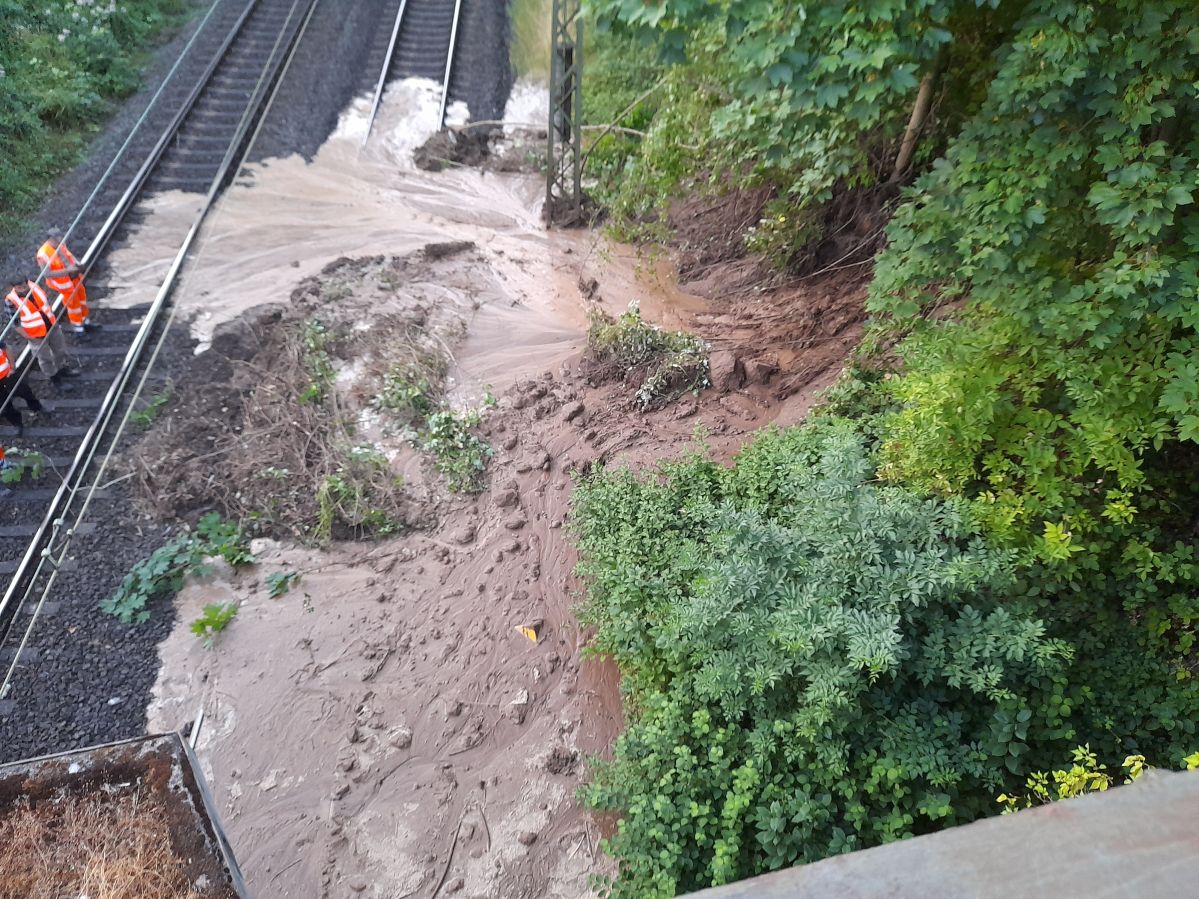 Himmelblick eines Hangabrutsches auf einen Gleis