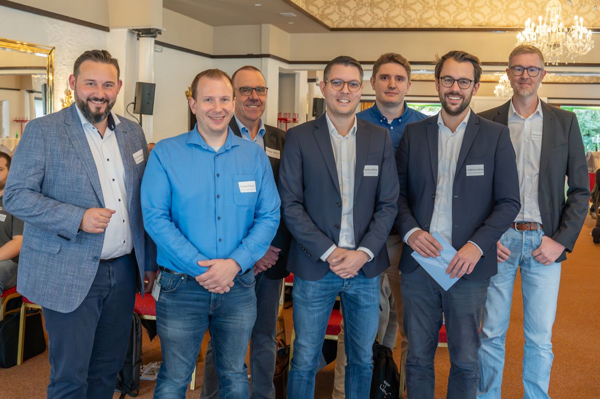 MP-Veranstaltung-21 Sieben professionell gekleidete Männer lächeln freundlich