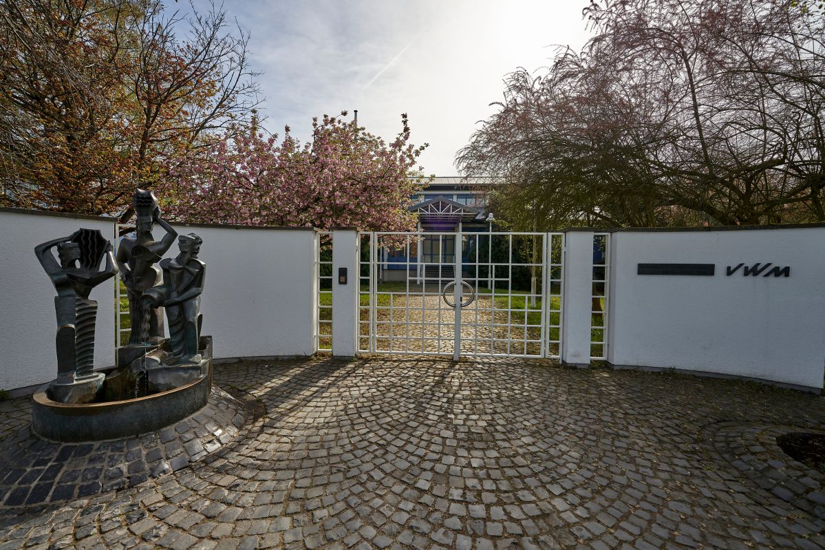 200415SDI1035 Eingang eines Wasserwerks. Links steht ein Brunnen