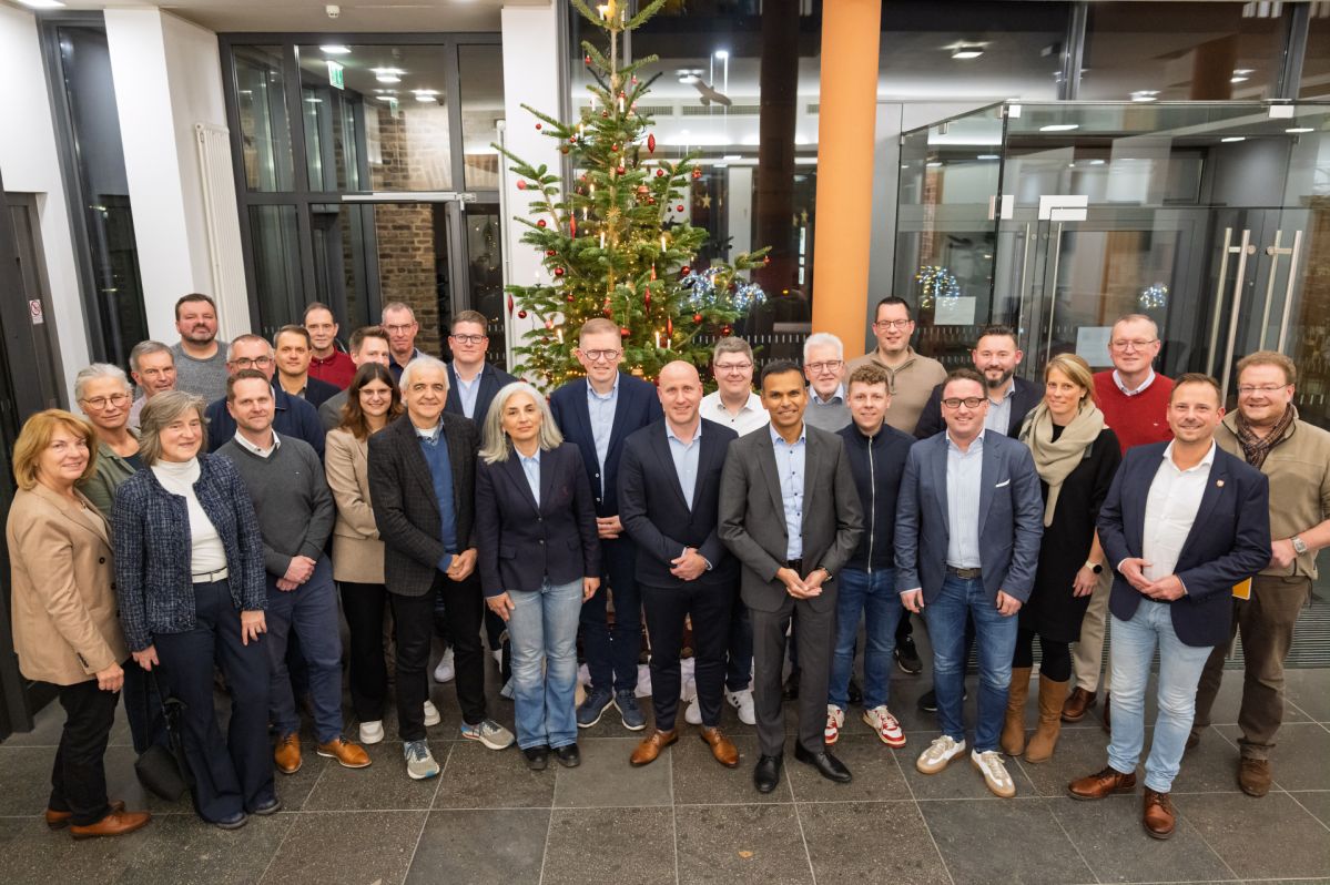 Ein Gruppenfoto der Vertreter der evm-Gruppe und der kommunalen Vertreter der Rheinschiene beim Infotermin über die bevorstehende Stromnetzübernahme.